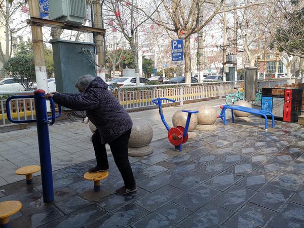 健身帶手套_健身手套怎么戴_健身戴手套會(huì)影響效果嗎