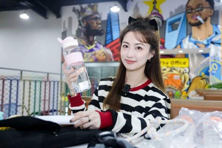 pg麻將胡了試玩平臺 翻包大揭秘｜世界杯光看不過癮？莉?qū)殠阋惶浇∩戆械木G茵魅力