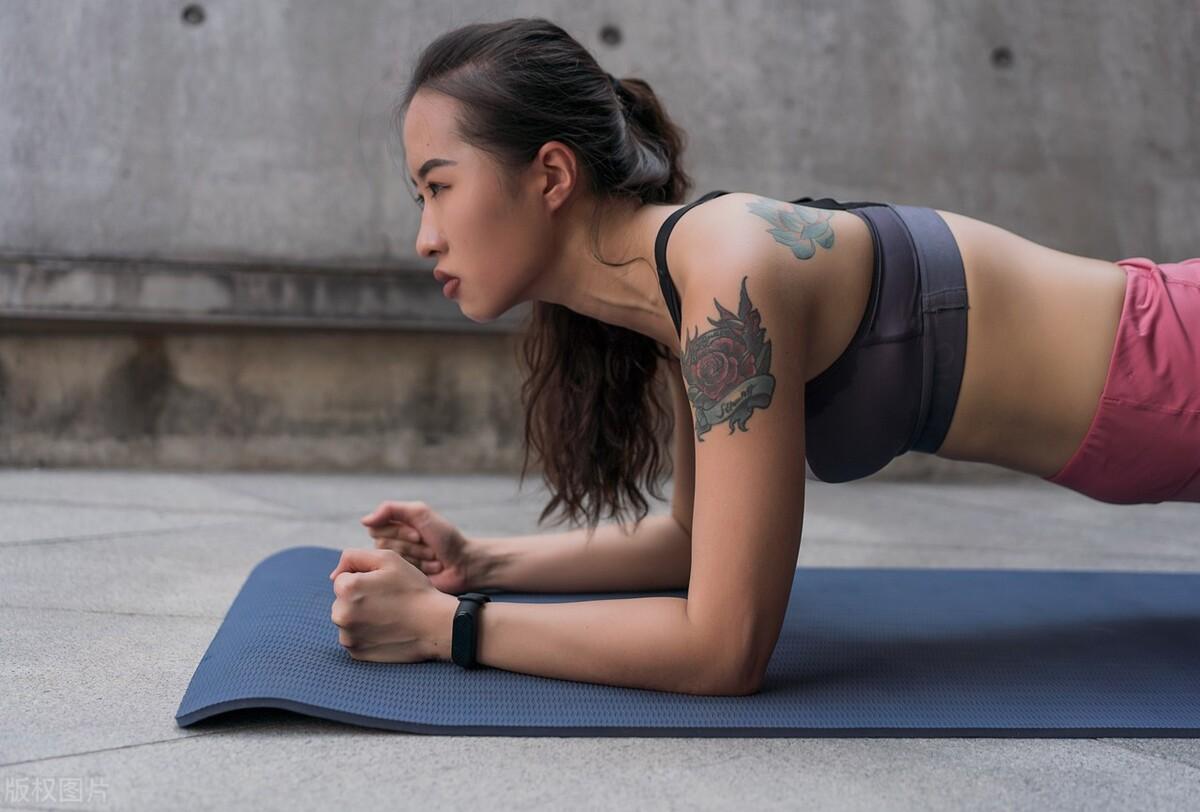 平板支撐對肚子減脂有用嗎_平板支撐瘦肚子效果怎么樣_平板支撐女孩子能減肚子嗎