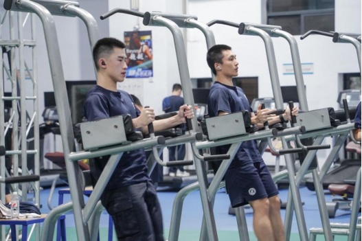 訓(xùn)練器的使用方法_訓(xùn)練器是什么_綜合訓(xùn)練器怎么使用