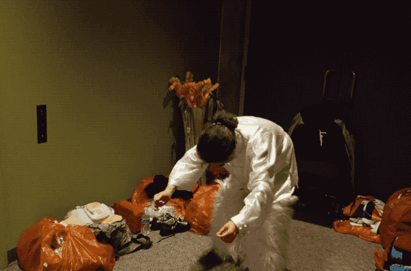 為了演好“牦?！焙汀胞溊恕币肯伦懔斯Ψ?/></p>
<p>尹女士在舞團(tuán)里扮演的角色都是小角色，有百畝麥田里的一捆麥子、牦牛的后半身，甚至還有群眾演員的替身。她依然精力充沛，精神抖擻。她把一生奉獻(xiàn)給了國(guó)家?，F(xiàn)在她已經(jīng)六十多歲了，能和大家一起跳舞就很滿足了。</p>
<p>無(wú)論什么時(shí)候，無(wú)論年輕還是年老，即使在生命的最后一刻，能夠?qū)崿F(xiàn)自己的夢(mèng)想也是一種莫大的幸福。</p>

<p>周先生也在廣場(chǎng)跳舞，但很少。他還在廣場(chǎng)上練習(xí)拳擊、武術(shù)和倒立。廣場(chǎng)上一名74歲的老人頭倒立。場(chǎng)面看起來(lái)相當(dāng)超現(xiàn)實(shí)。</p>
<p><img src=