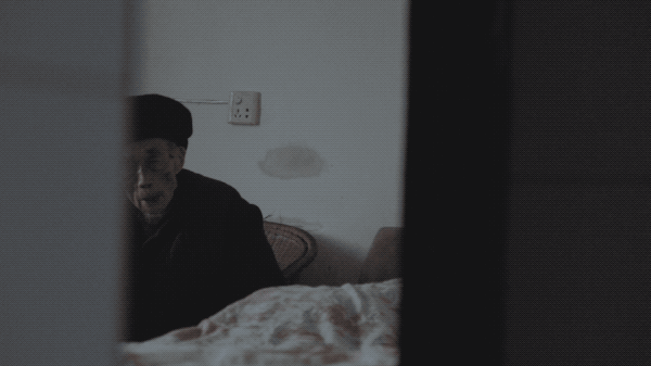 人有兩個(gè)最大的敵人，排名第一的是死亡，排名第二的是孤獨(dú)。人到老了特別容易孤獨(dú)。