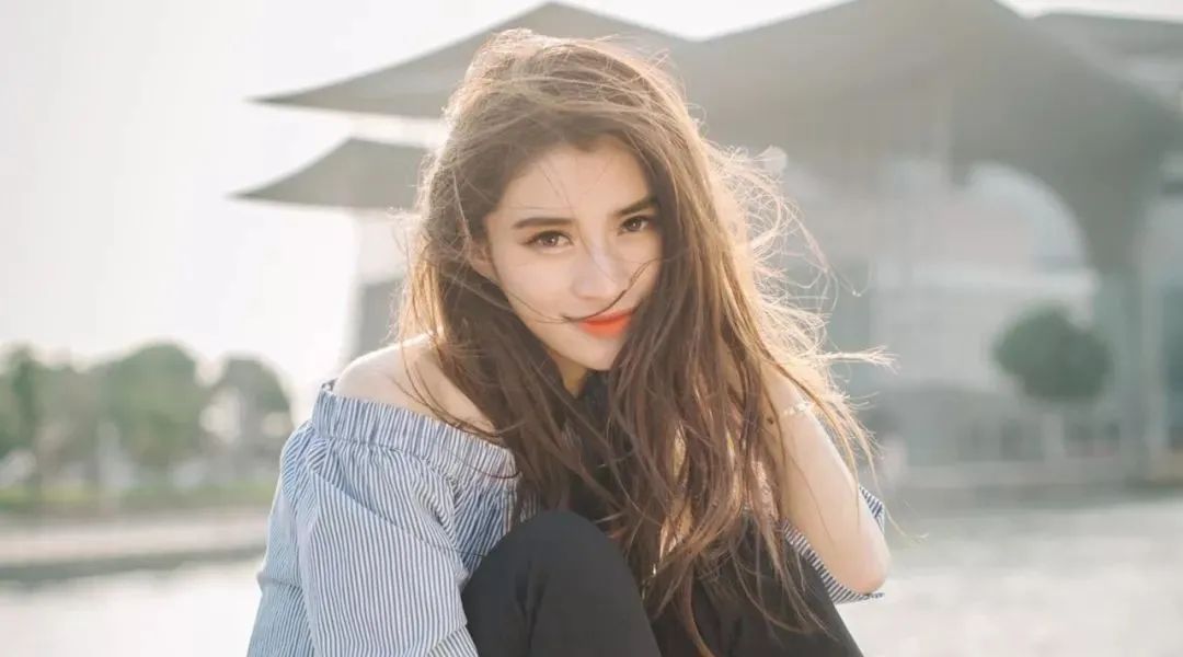 兩手放膝蓋_坐時(shí)雙手放膝蓋上 面相_膝蓋相對(duì)的坐姿