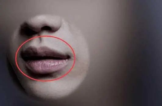 兩手放膝蓋_膝蓋相對(duì)的坐姿_坐時(shí)雙手放膝蓋上 面相