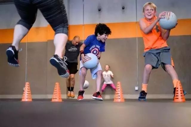 力量訓(xùn)練機(jī)器_綜合力量訓(xùn)練器安裝_力量綜合訓(xùn)練器