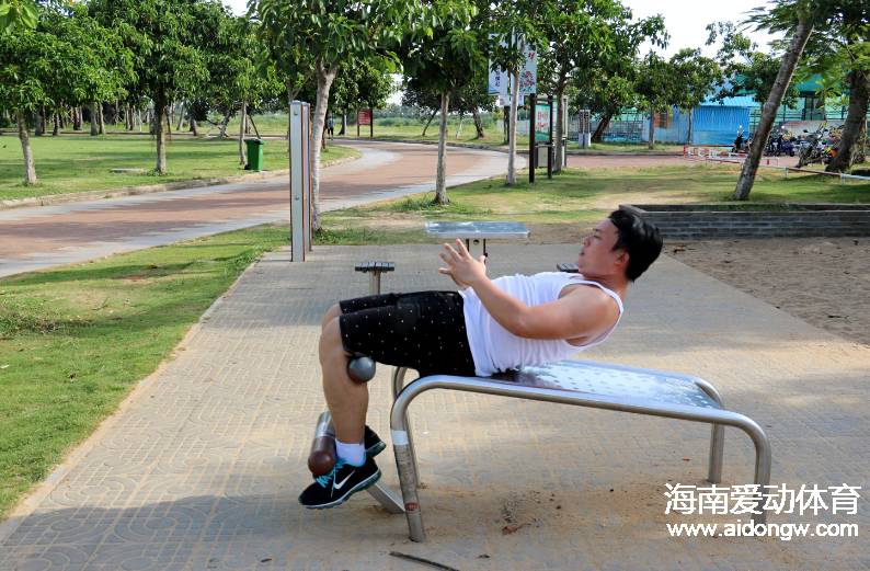 單人站綜合訓(xùn)練器安裝視頻_單人站綜合訓(xùn)練器使用_單人機器人