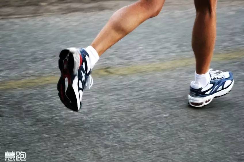 左腳小腿跳動(dòng)_老左腳肌肉腿跳小是咋回事_左腳小腿肌肉老是跳