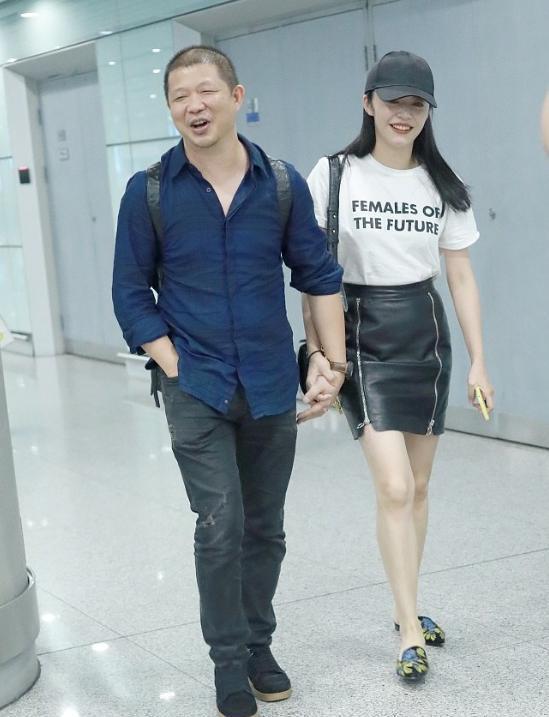 kaiyun體育 姚晨曹郁夫婦現(xiàn)身機場, 少女感十足的姚晨與曹郁形成鮮明對比!