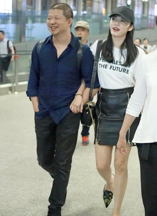 姚晨曹郁夫婦現(xiàn)身機(jī)場, 少女感十足的姚晨與曹郁形成鮮明對(duì)比!