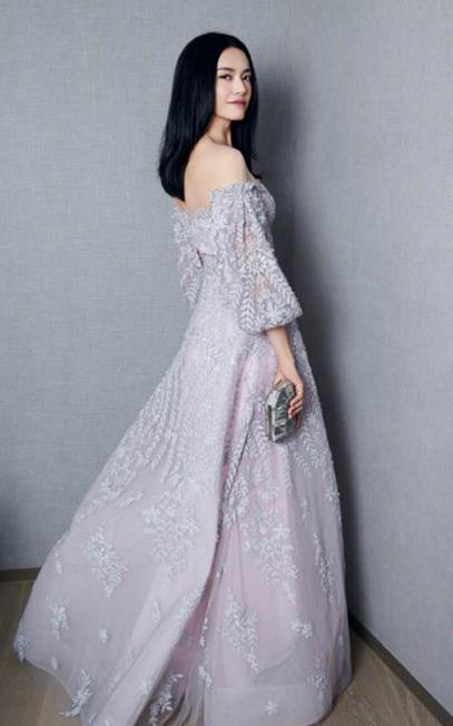 姚晨曹郁夫婦現(xiàn)身機(jī)場, 少女感十足的姚晨與曹郁形成鮮明對(duì)比!