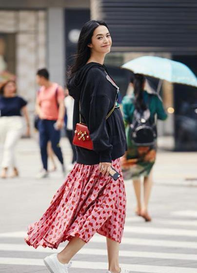 姚晨曹郁夫婦現(xiàn)身機(jī)場, 少女感十足的姚晨與曹郁形成鮮明對(duì)比!