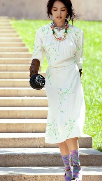 姚晨曹郁夫婦現(xiàn)身機(jī)場, 少女感十足的姚晨與曹郁形成鮮明對(duì)比!