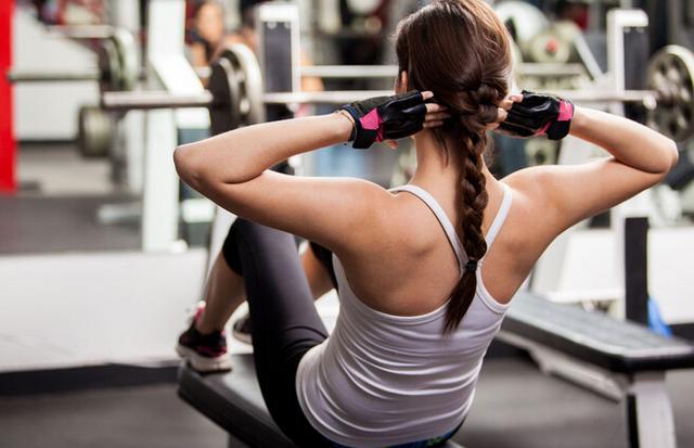 女生做仰臥起坐有什么用_女生做仰臥起坐對身材好嗎_女生做仰臥起坐的好處