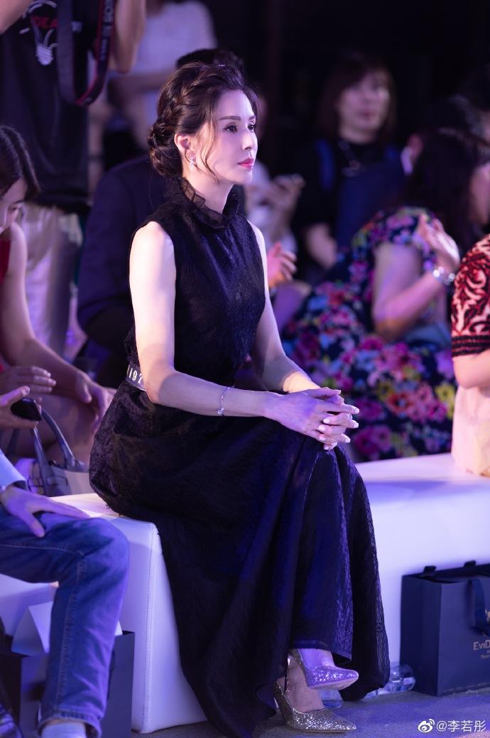 女生做仰臥起坐的好處_女生坐仰臥起坐好不好_女生做仰臥起坐對身材好嗎