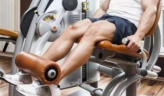 椅子鍛煉法視頻教程_坐在椅子上的鍛煉方式_椅子怎么鍛煉全身肌肉