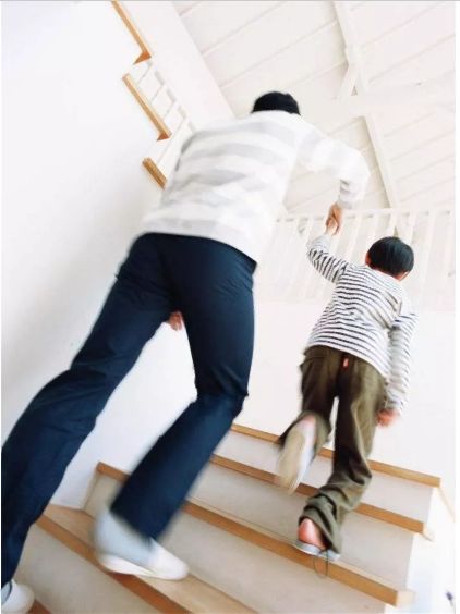 椅子鍛煉身體_坐在椅子上的鍛煉方式_椅子姿勢鍛煉什么