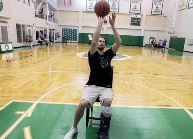 pg電子娛樂平臺 養(yǎng)傷=休假？NBA球星手術(shù)后仍要訓(xùn)練！姚明坐著投籃科比用高科技