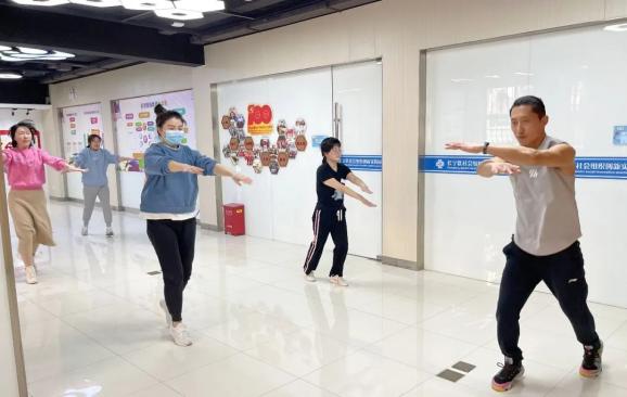 健身動起來瑜伽_瑜伽練起來_瑜伽健身動起來就疼