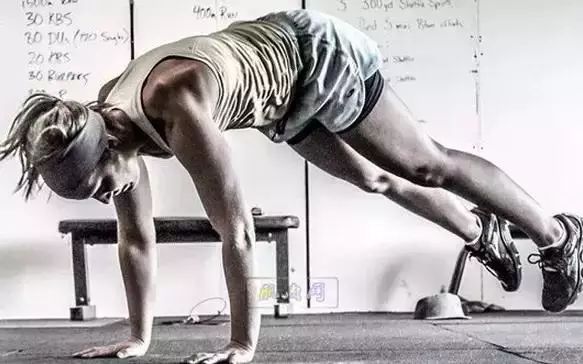 健身初學(xué)者健身房訓(xùn)練計(jì)劃_初學(xué)者健身房訓(xùn)練步驟_健身初學(xué)者進(jìn)健身房訓(xùn)練計(jì)劃