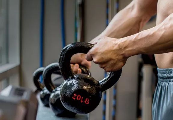 健身手套作用_健身戴手套有用嗎_健身戴不戴手套