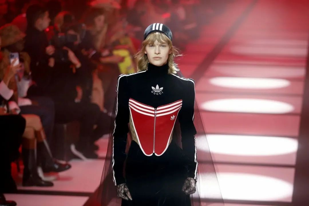 阿迪達(dá)斯運(yùn)動(dòng)手套_adidas健身手套_手套健身引體向上