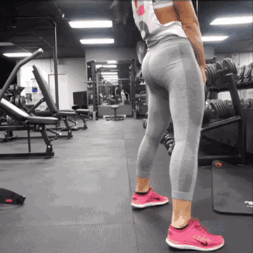 深蹲蹲起時用哪里發(fā)力_深蹲發(fā)力點是一腿還是臀部_深蹲發(fā)力點