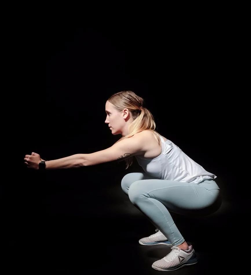 深蹲發(fā)力點_深蹲蹲起時用哪里發(fā)力_深蹲發(fā)力點是一腿還是臀部