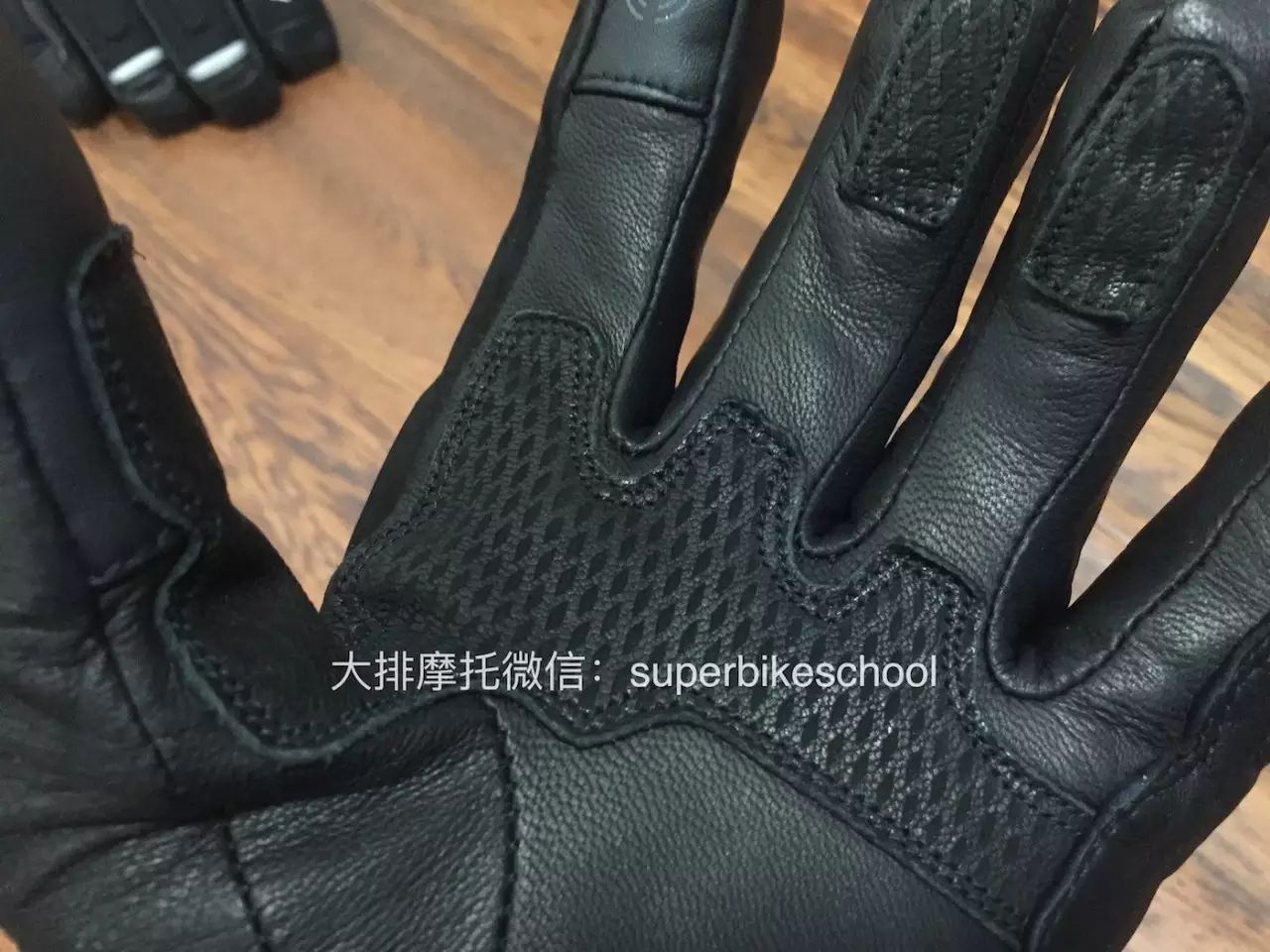 健身手套什么款式_健身運(yùn)動(dòng)手套_健身手套種類(lèi)