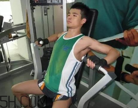 坐姿推胸能練下胸嗎？坐姿推胸和臥推哪個(gè)效果好？