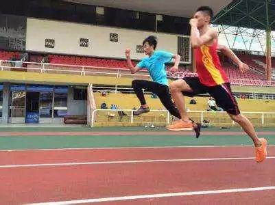 跑4×400米不累又快的技巧_怎樣跑好4×100米_提高200米跑步訓(xùn)練方法
