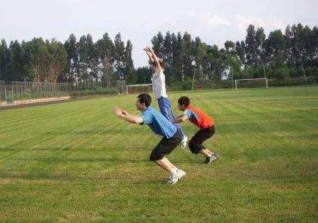 跑4×400米不累又快的技巧_怎樣跑好4×100米_提高200米跑步訓(xùn)練方法