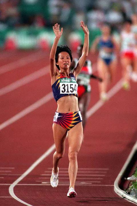 跑4×400米不累又快的技巧_怎樣跑好4×100米_提高200米跑步訓(xùn)練方法