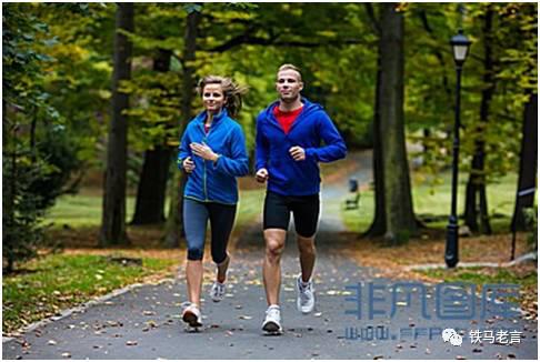 怎樣跑好4×100米_跑4×400米不累又快的技巧_提高200米跑步訓(xùn)練方法