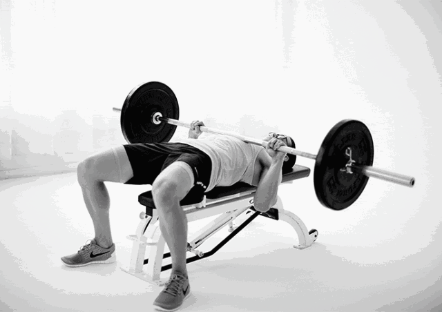 訓(xùn)練胸肌的方法_胸肌下數(shù)最好的訓(xùn)練方法_訓(xùn)練胸肌的健身動作