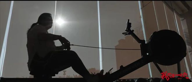 kaiyun體育 40+減肥成功，消失半年罕見露面，沒反彈還更美了！深扒同款好心動！