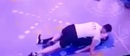 健身房跑步機的使用方法視頻_健身房跑步機跑步視頻_健身房跑步機使用視頻