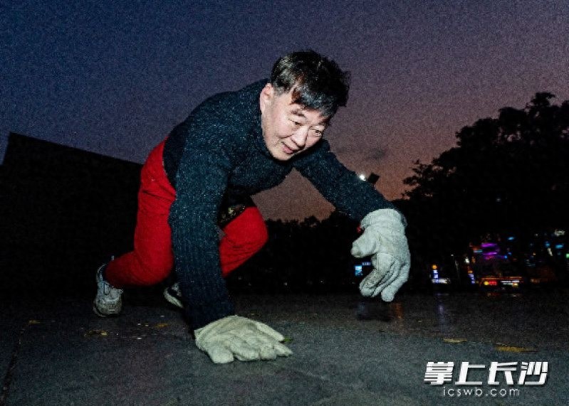 pg電子麻將胡了 長沙一老人連續(xù)22年堅持每天“爬行”，磨壞的手套數(shù)不清