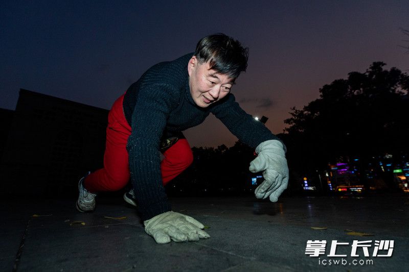 pg棋牌 長沙一老人連續(xù)22年堅持每天“爬行”，磨壞的手套數(shù)不清