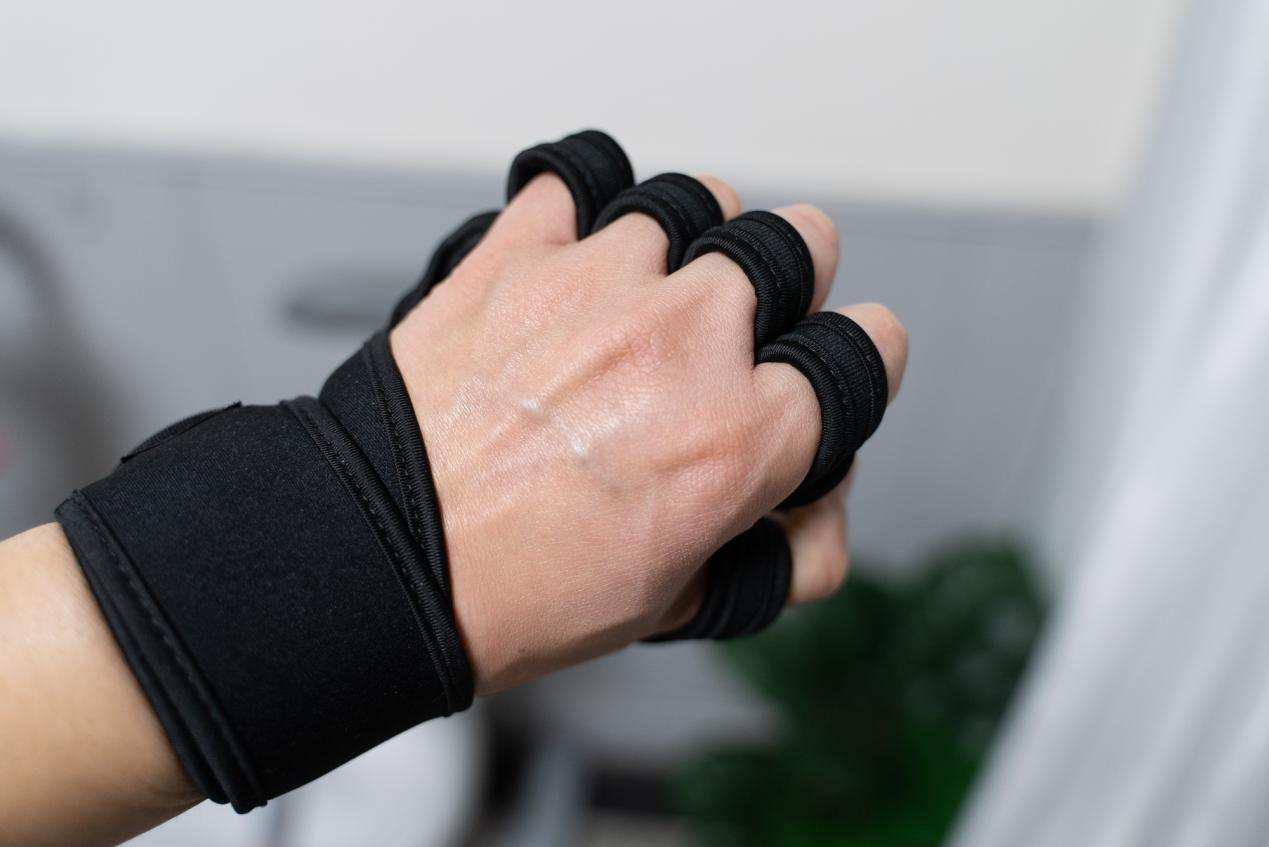 健身手套緊一點好還是松一點好_手套新手健身怎么用_新手健身手套