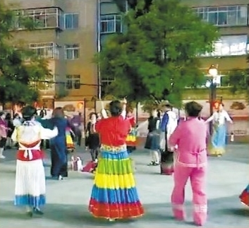 pg網(wǎng)賭軟件下載 不堪廣場舞太吵 大爺播“神曲”還擊