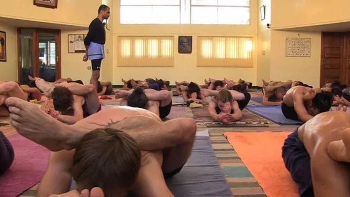 瑜伽一天中什么時(shí)間練比較好_瑜伽一天幾個(gè)小時(shí)最好呢_一天中練瑜伽最佳時(shí)間