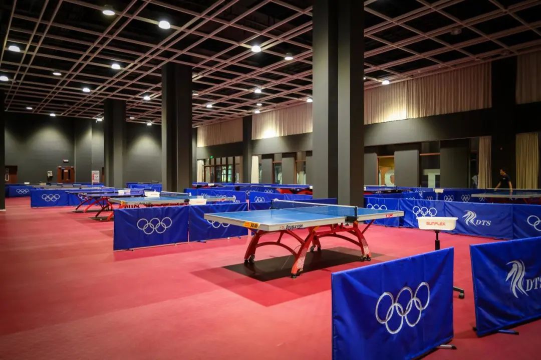 龍門綜合訓(xùn)練器_龍門練胸標(biāo)準(zhǔn)動作圖解_龍門器健身