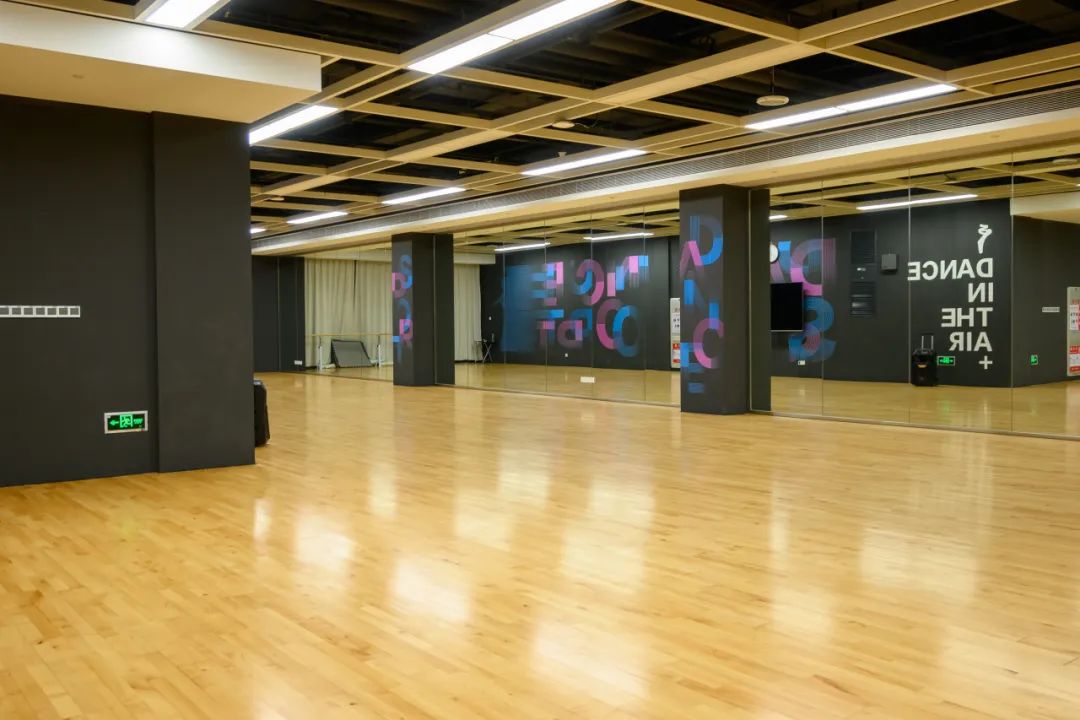 龍門器健身_龍門練胸標(biāo)準(zhǔn)動作圖解_龍門綜合訓(xùn)練器