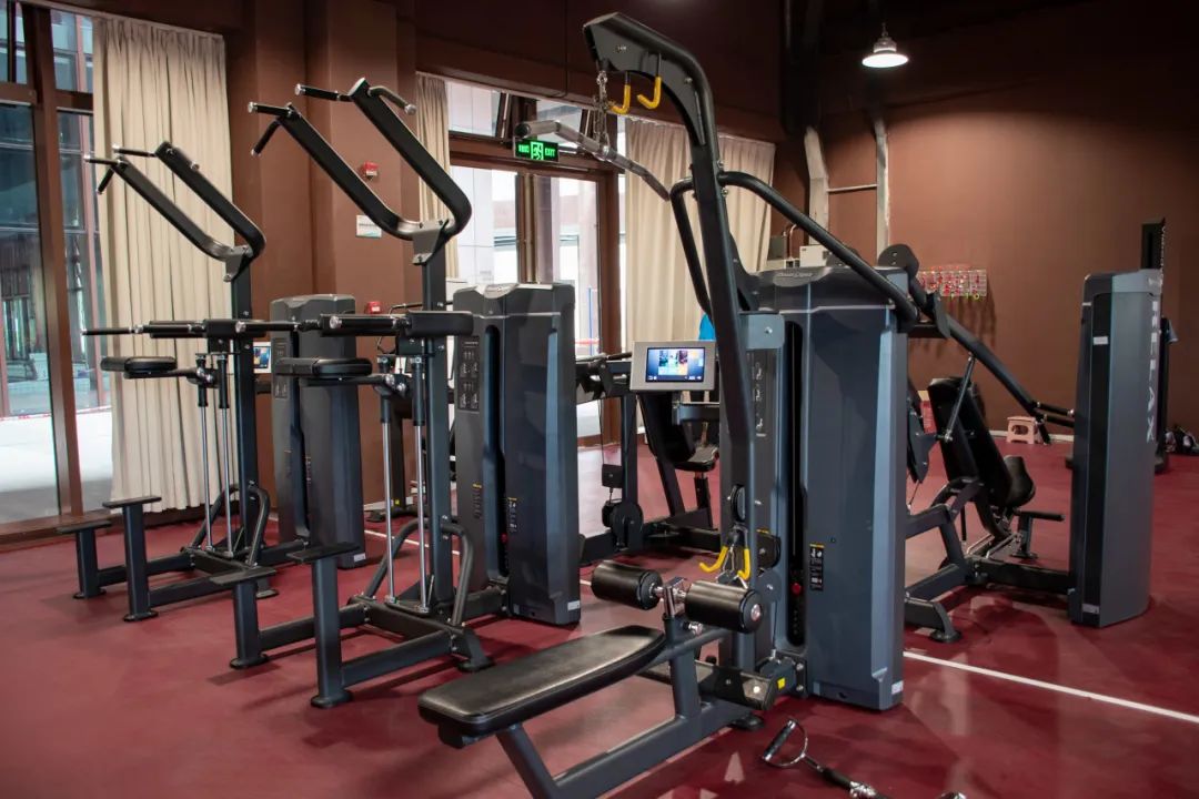 龍門綜合訓(xùn)練器_龍門練胸標(biāo)準(zhǔn)動作圖解_龍門器健身