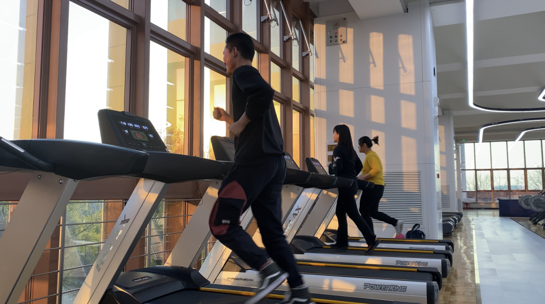 龍門練胸標(biāo)準(zhǔn)動(dòng)作圖解_什么是龍門式機(jī)器人_龍門綜合訓(xùn)練器