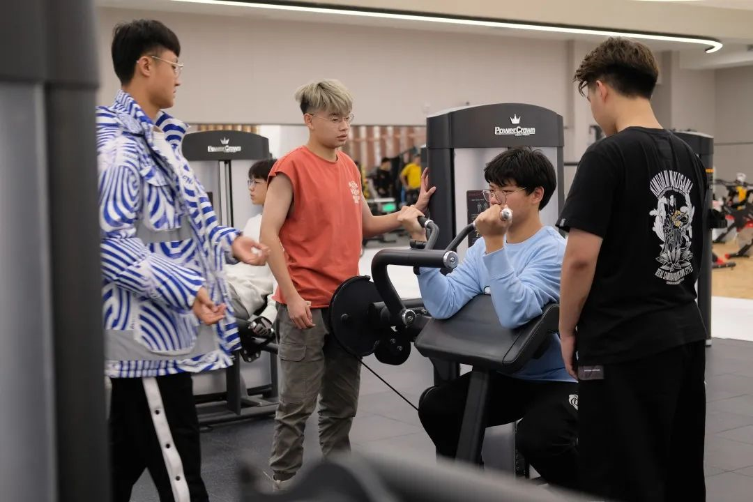 龍門綜合訓(xùn)練器_什么是龍門式機(jī)器人_龍門練胸標(biāo)準(zhǔn)動(dòng)作圖解