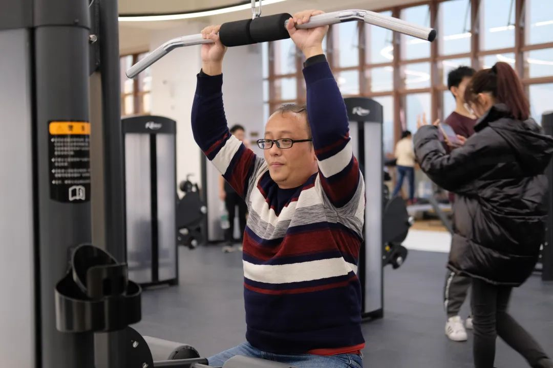 龍門練胸標(biāo)準(zhǔn)動(dòng)作圖解_什么是龍門式機(jī)器人_龍門綜合訓(xùn)練器