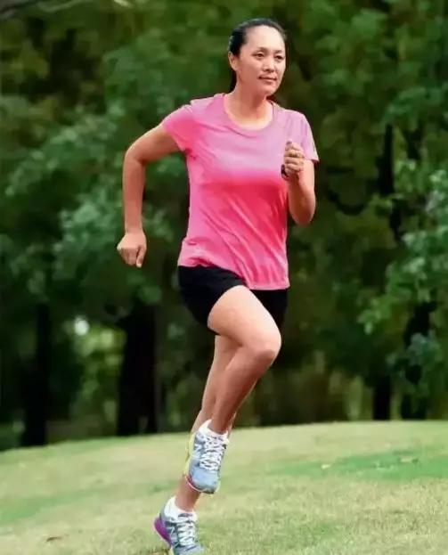 中長(zhǎng)跑的訓(xùn)練方法主要有_總結(jié)中長(zhǎng)跑的方法與技巧_長(zhǎng)跑的訓(xùn)練