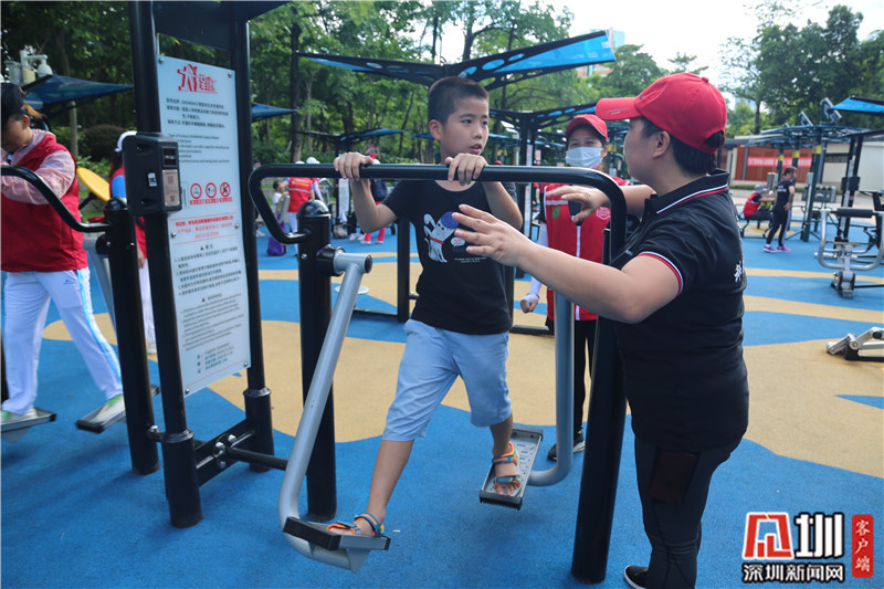 pg娛樂(lè)電子游戲 公園里的健身器材你真的會(huì)用嗎？龍崗這支專(zhuān)業(yè)隊(duì)伍來(lái)指導(dǎo)