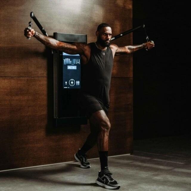 pg網(wǎng)賭軟件下載 NBA勒布朗.詹姆斯投資的智能力量健身器Tonal，中國版來了｜輕鳥運(yùn)動